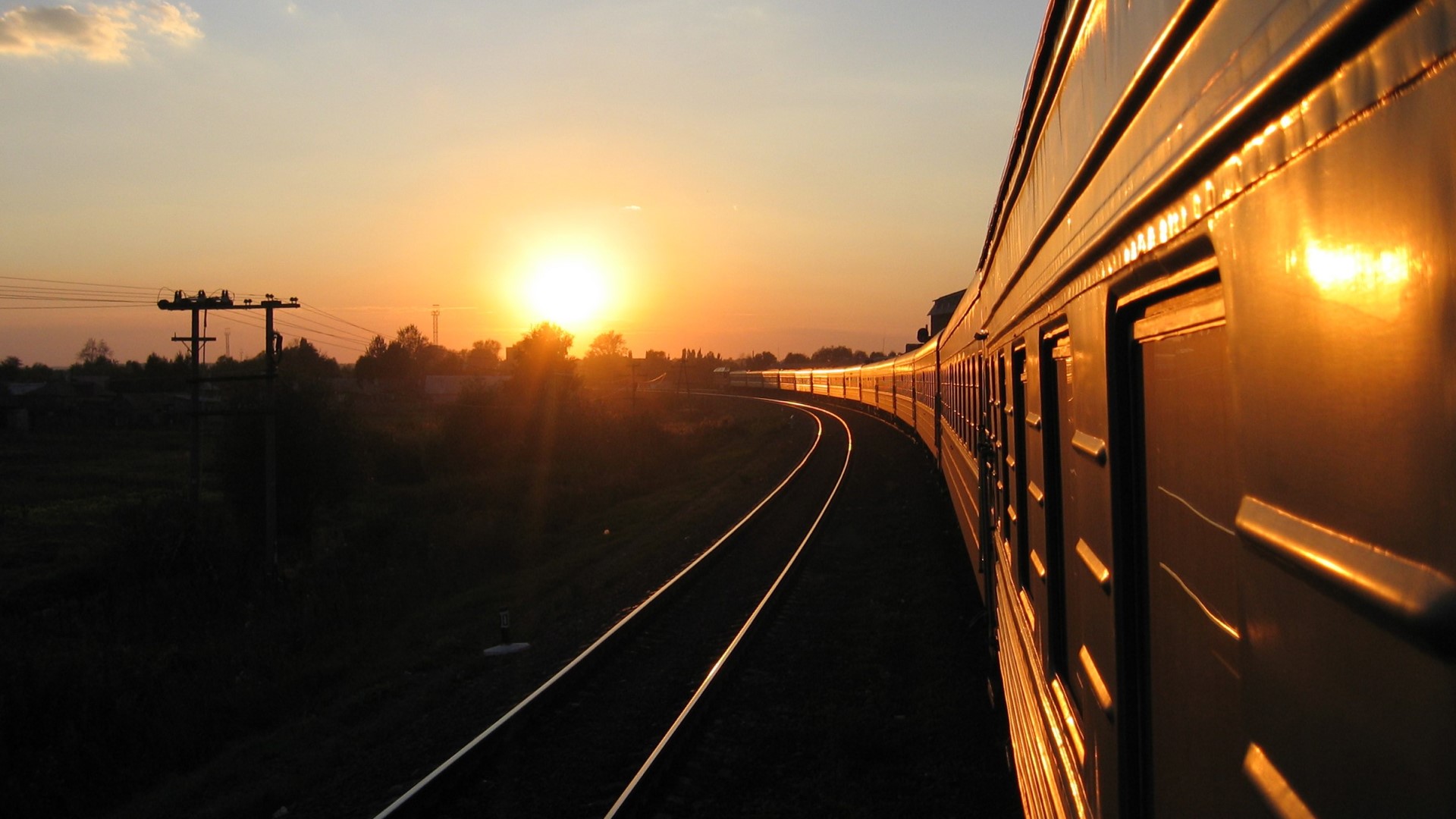 Fahrender Zug mit Sonnenuntergang