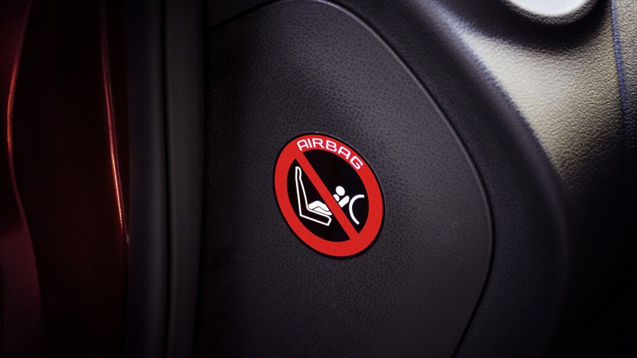 Beifahrerairbag ausschalten: Airbag Hinweisschild Kindersitz