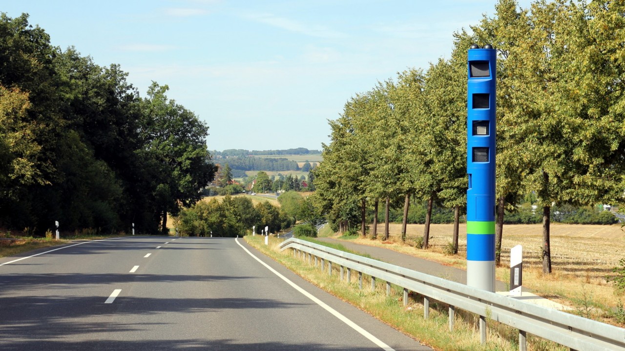 Blaue Blitzer: Mautsäule auf der Landstraße