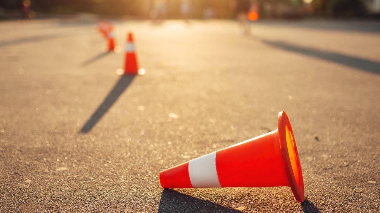 Roter Zylinder liegt auf dem Asphalt Boden