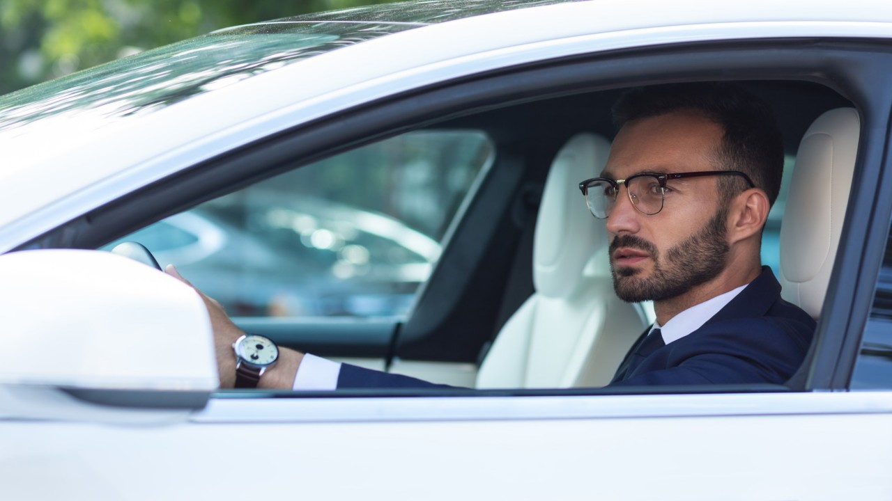 Firmenwagen versteuern: Mann fährt Dienstwagen