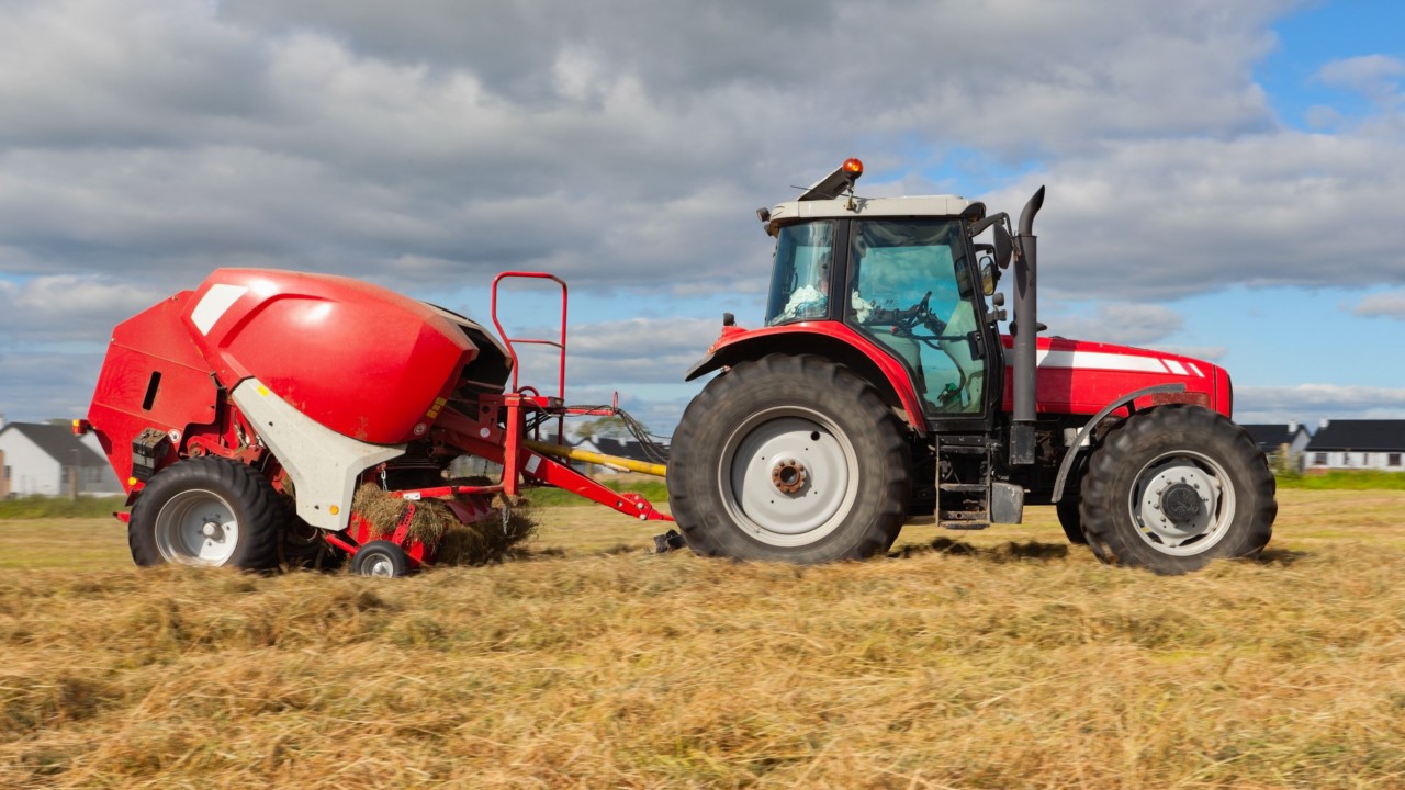 Traktor mit Anhänger auf dem Feld