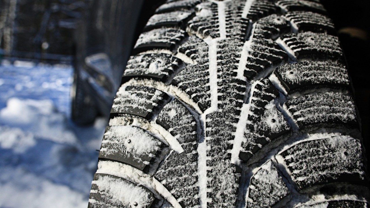Schnee im Reifenprofil