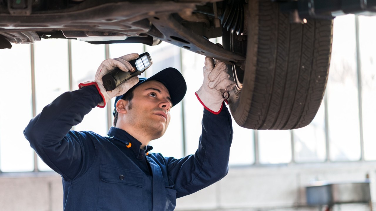 Inspektion: Mechaniker prüft Bremse