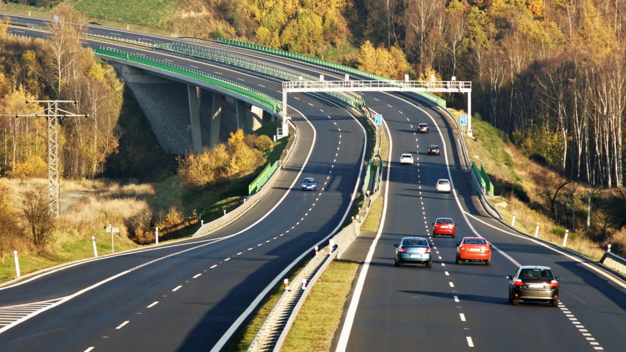 Autos fahren auf Autobahn