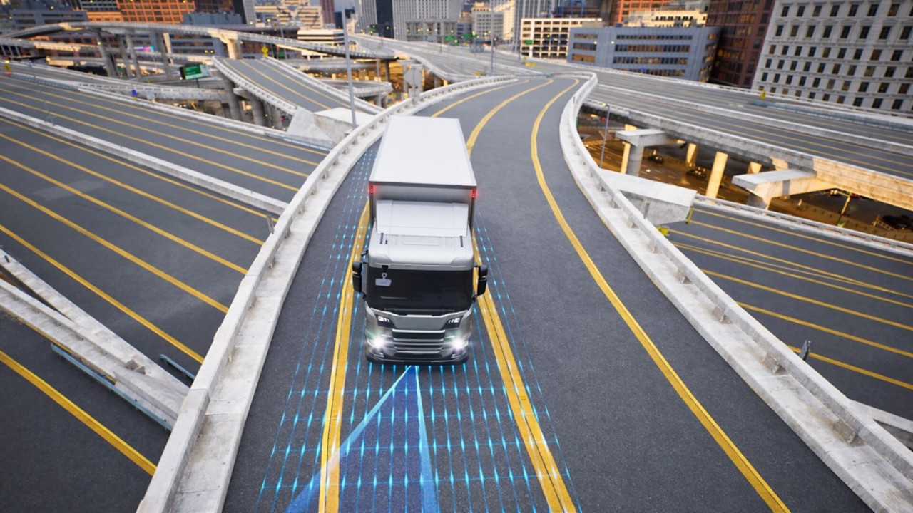 autonomer LKW mit Sensoren auf der Straße