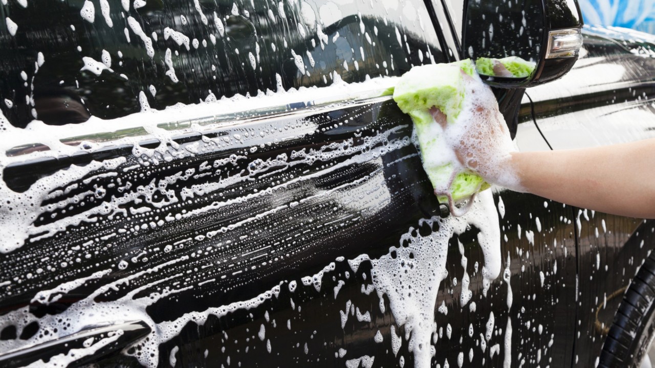 Auto mit Hand waschen