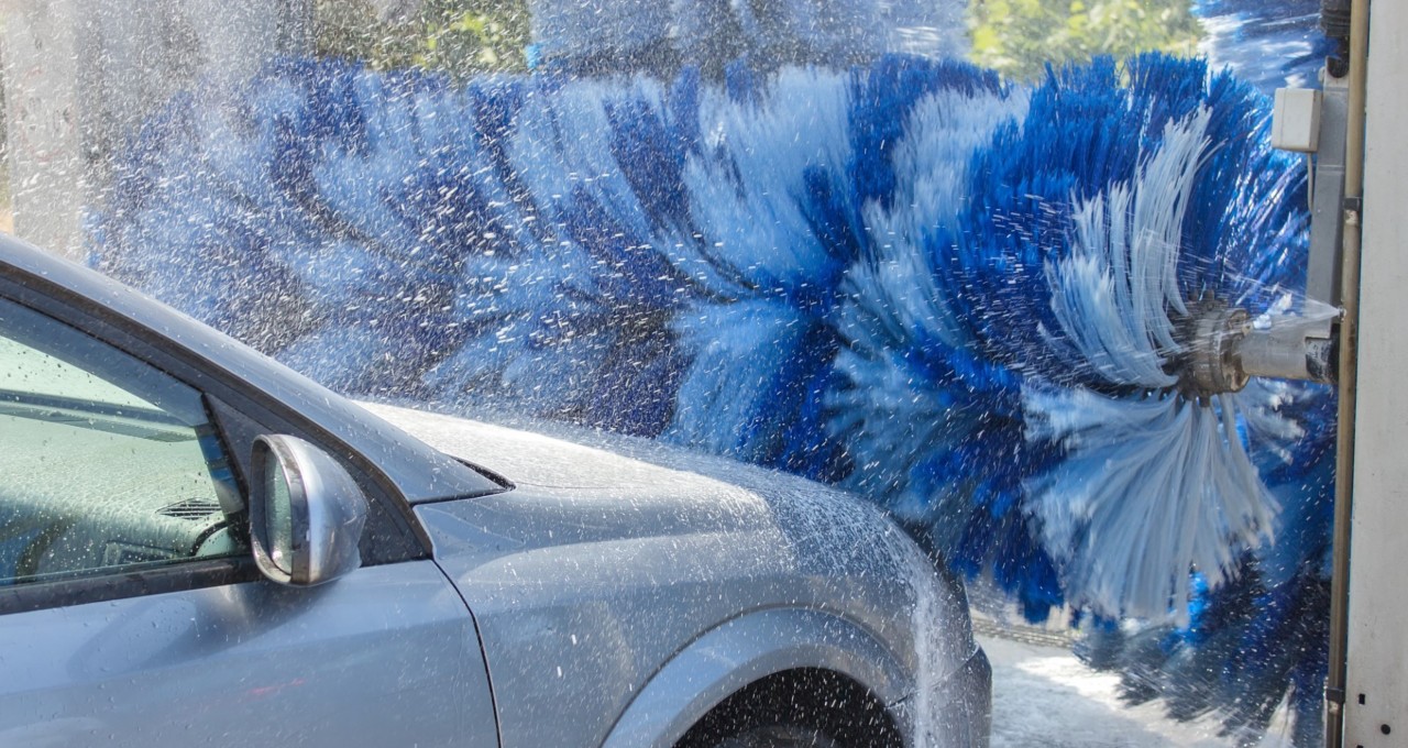 Waschanlagebürsten säubern Auto