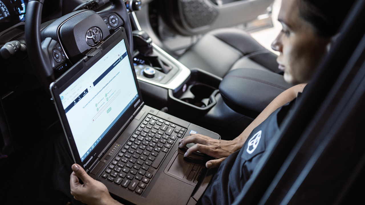 Fahrzeugdaten werden auf einem Laptop analysiert