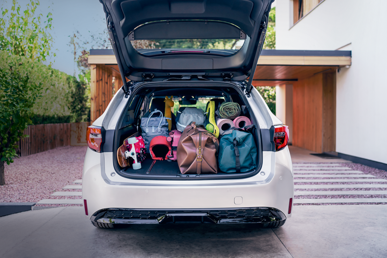 Familie belädt einen Toyota RAV4