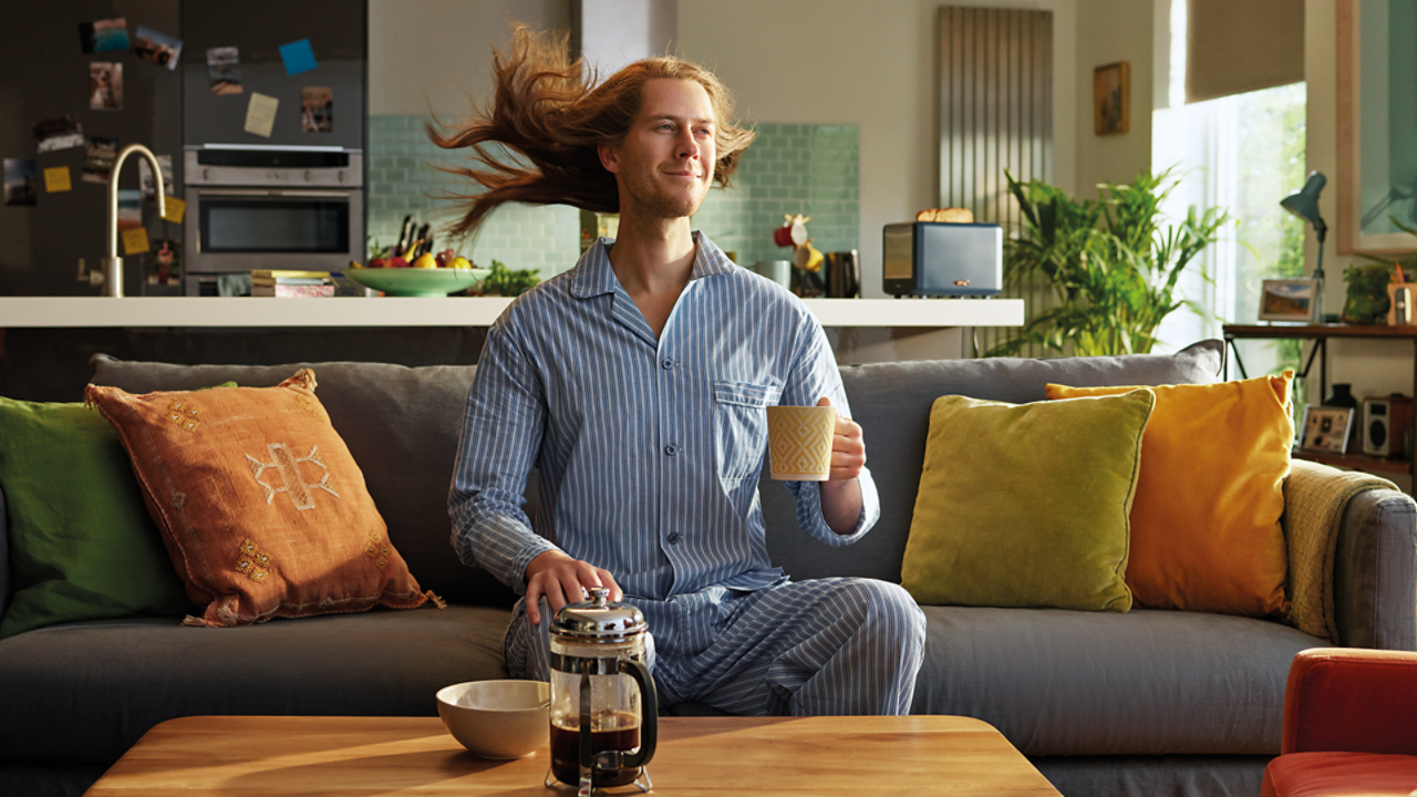 Person sitzt auf dem Sofa