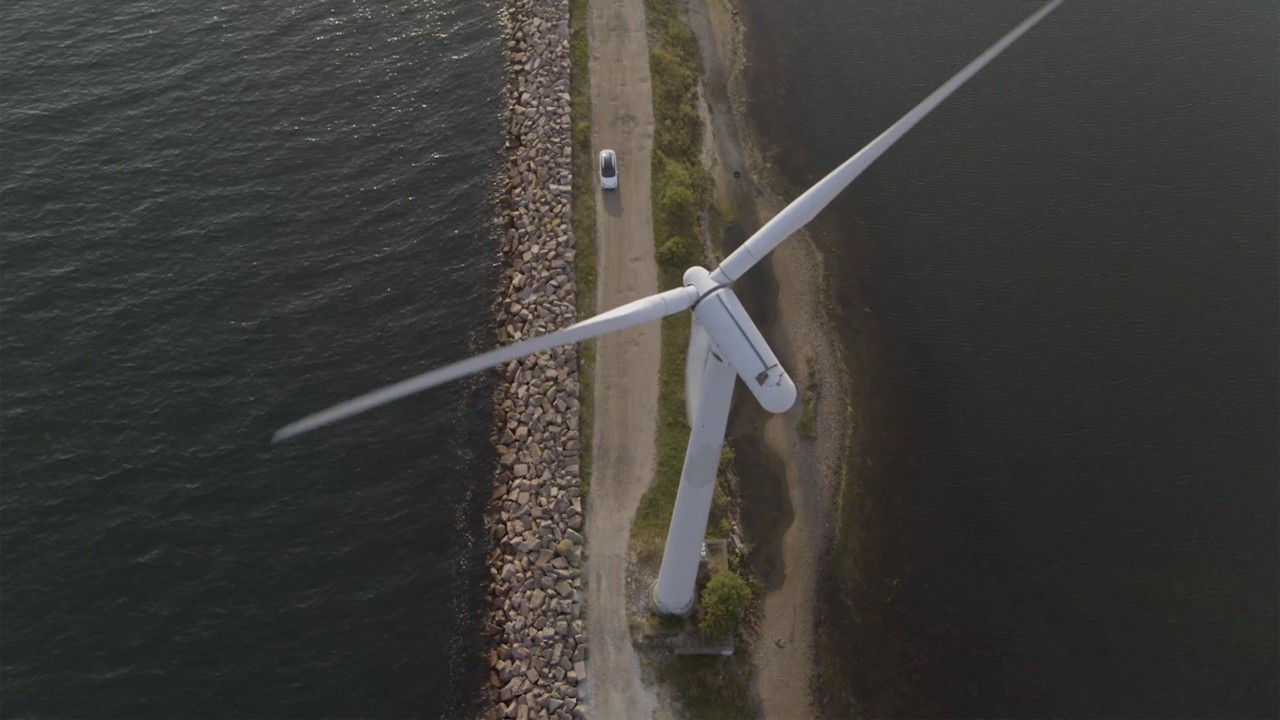 Auto fährt unter Windturbine