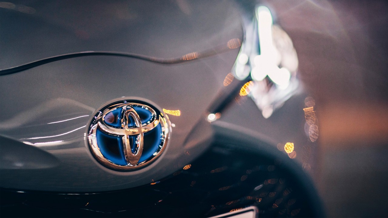 Nahansicht eines Toyota Yaris mit Fokus auf das Toyota Zeichen