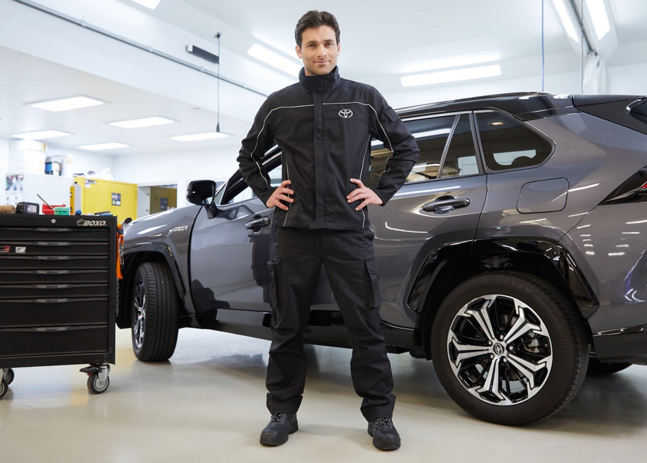 Toyota Service Mitarbeiter vor eine Toyota RAV4