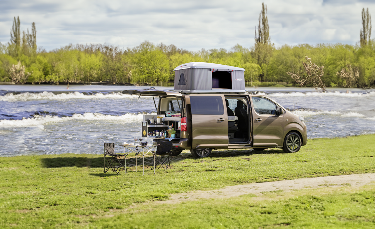 Toyota Proace mit Camping Zubehör steht in Landschaft