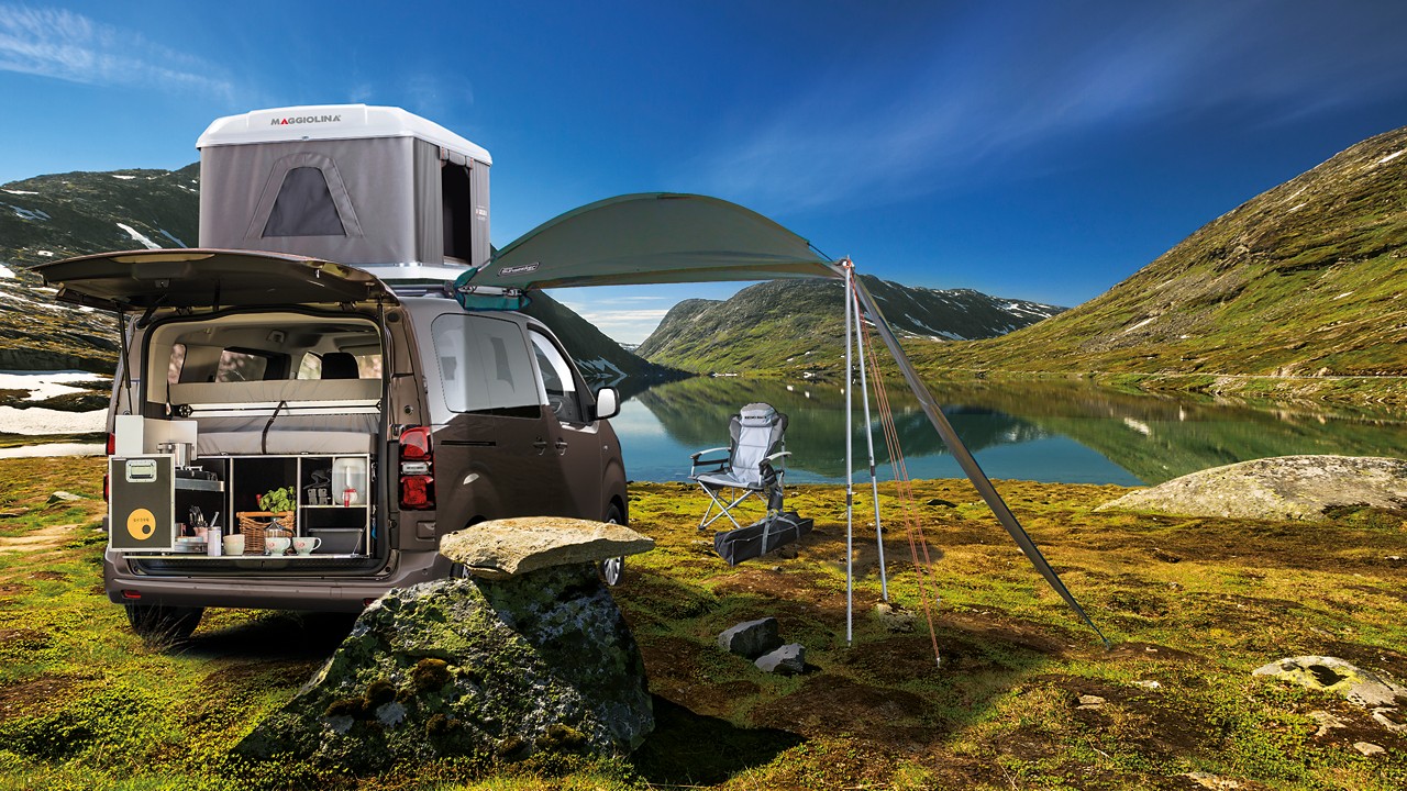 Toyota Proace mit Camping Zubehör steht in Landschaft