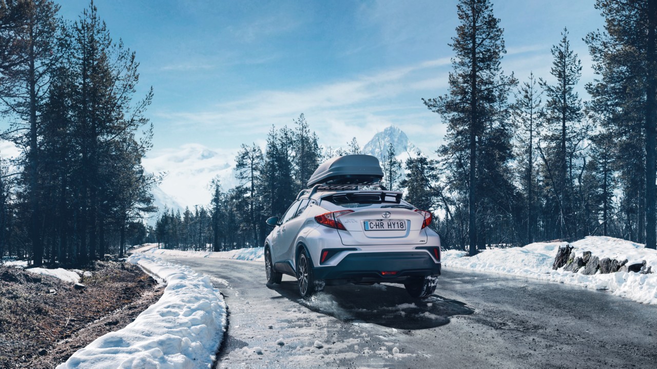 Ein Toyota C-HR auf einer Straße bei Schnee
