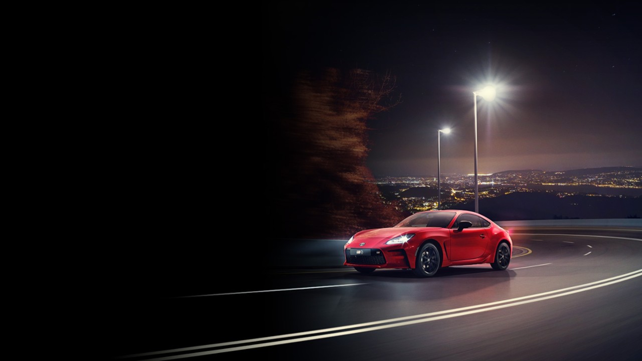 roter GR86 in der Nacht