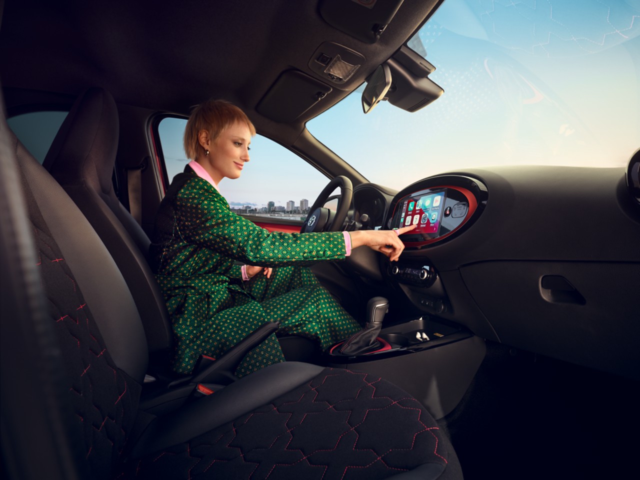 Eine Frau sitzt in einem Toyota Aygo X