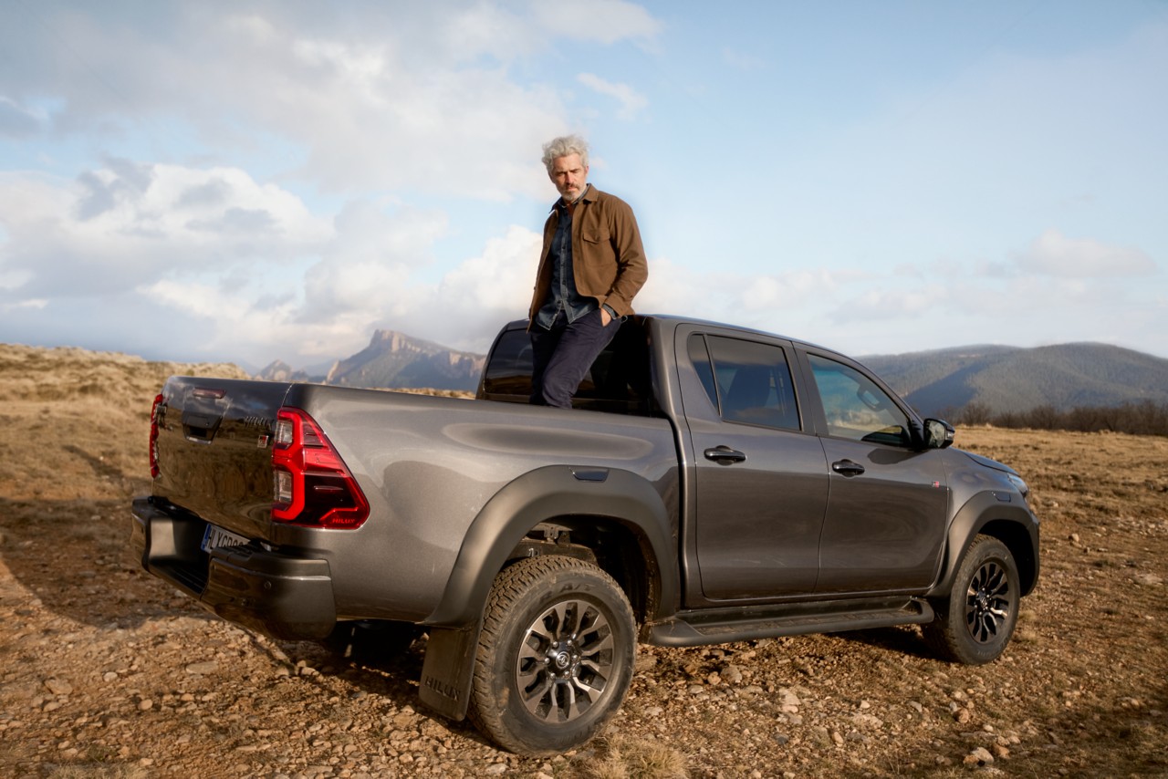 Mann auf einem Toyota Hilux