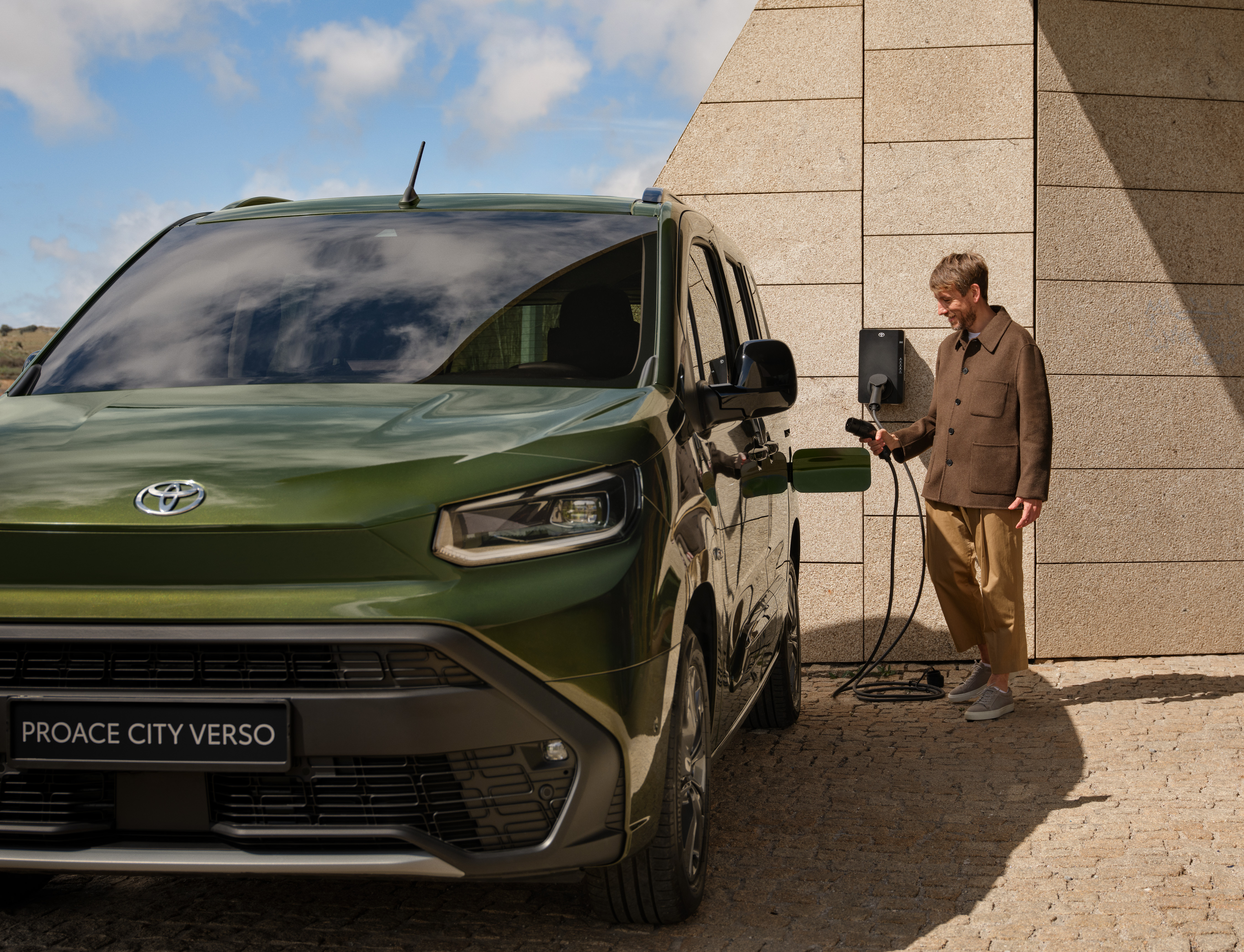 Ein Proace City Verso Electric wird an einer Wallbox geladen