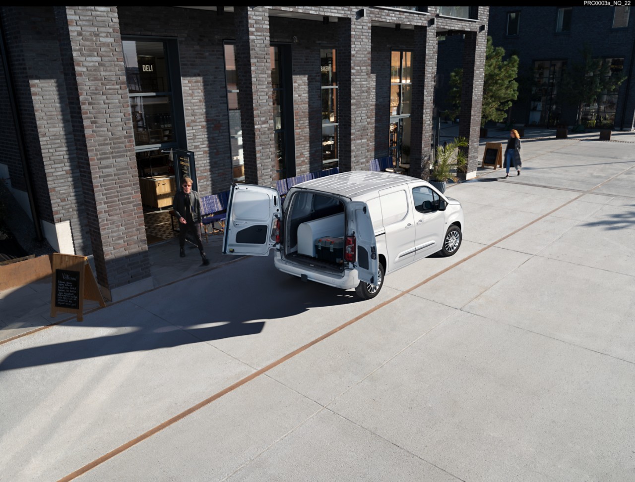 Toyota Proace steht vor einem Gebäude mit offenen Türen