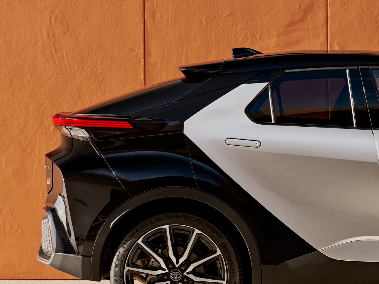 Toyota C-HR seitliche Heckansicht