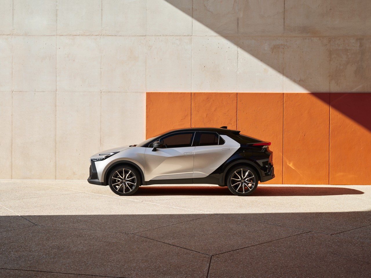 Toyota C-HR seitlich im Abendlicht