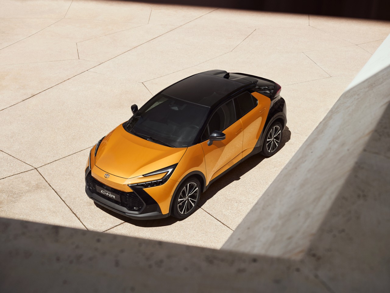 Vogelperspektive auf einen Toyota C-HR