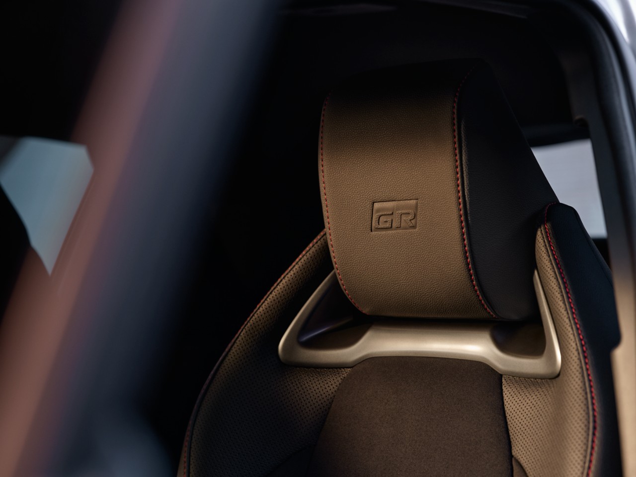 Schalensitze eines Autos mit roter Sticknaht