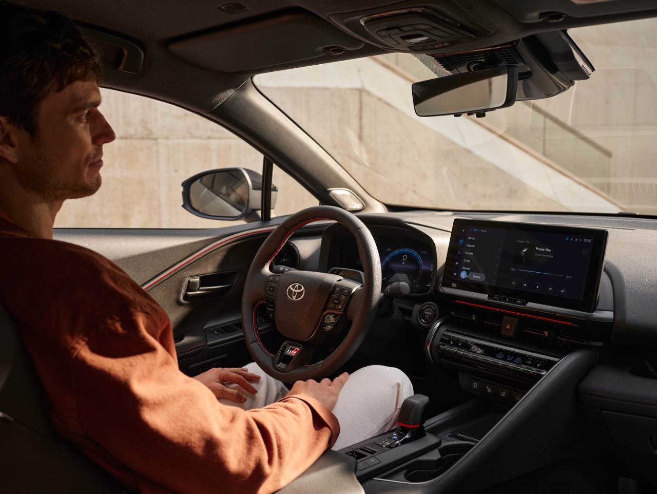 Mann sitzt auf dem Fahrersitz eines Autos
