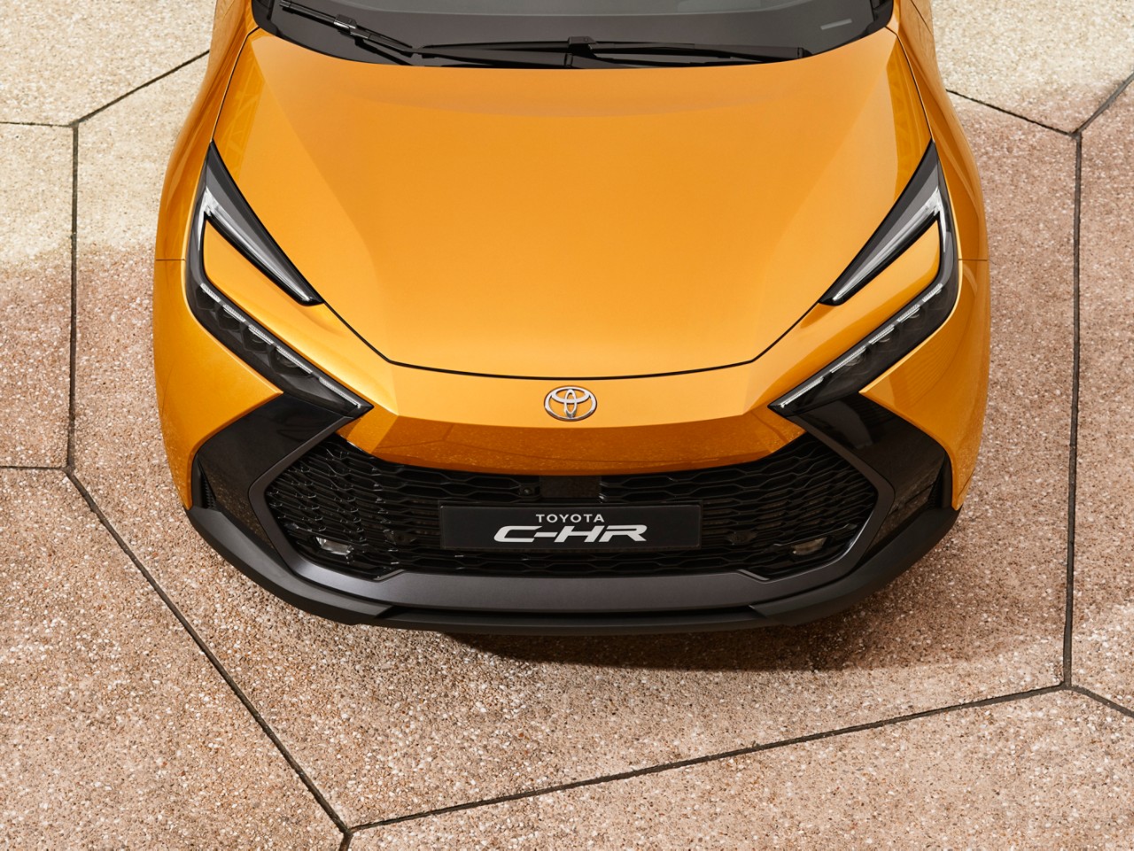 Frontansicht des Toyota C-HR mit LED-Scheinwerfern