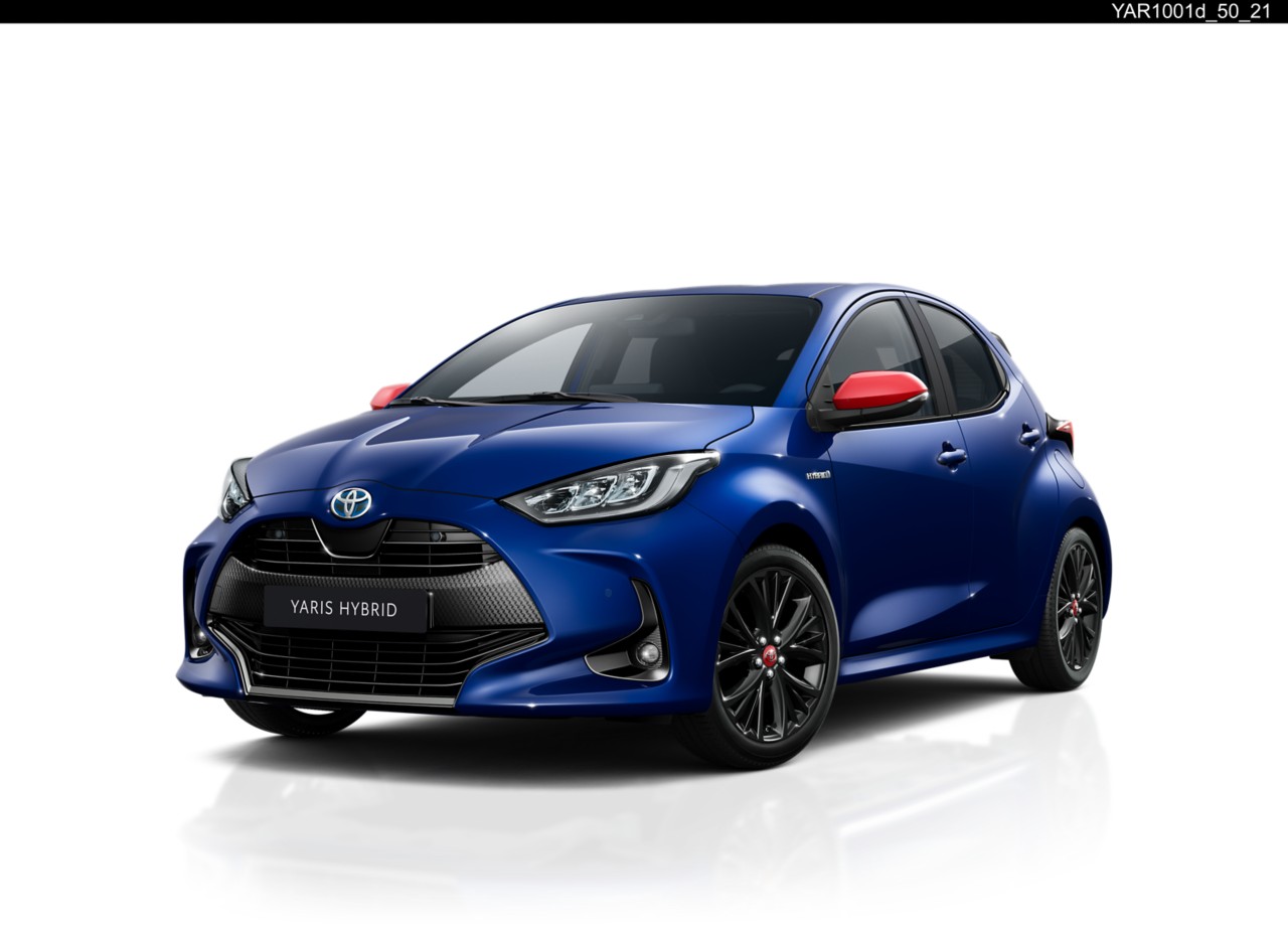 Yaris in blau mit roten Spiegelkappen