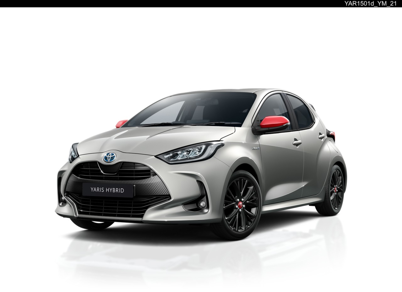 Yaris in grau mit roten Spiegelkappen