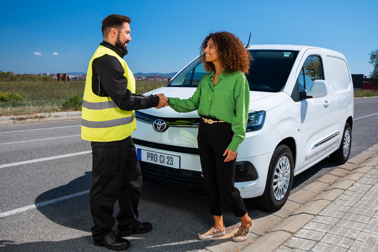 Toyota Mitarbeiter schüttelt Hand einer Geschäftskundin